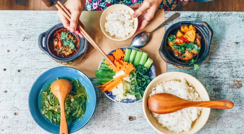 Người mẹ gieo trồng phúc đức, 10 năm sau giúp con trai phát lộc phát tài