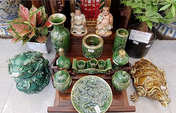 Tại sao đặt bàn thờ thần Tài dưới đất? Hướng dẫn đặt ban thờ thần Tài