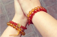 Vòng đá phong thuỷ đeo tay phải hay tay trái để may mắn