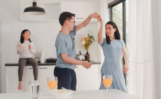 Để cảm xúc tiêu cực bên ngoài cánh cửa
