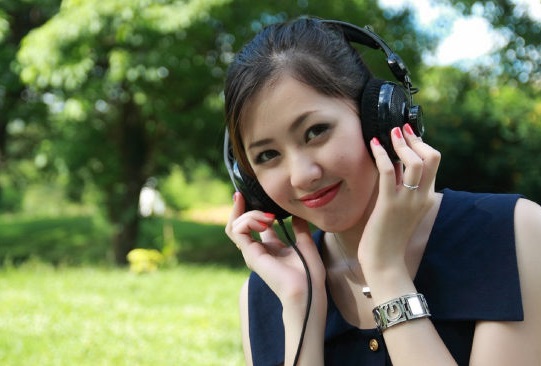 Khi thân trong bóng tối, thay vì phàn nàn, hãy mang theo ngọn đèn tiến về phía trước