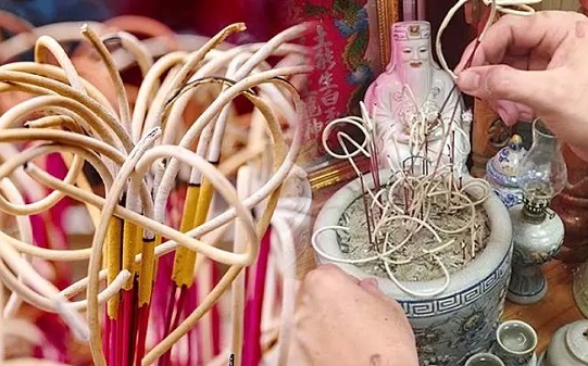 Cách rút tỉa chân hương ngày nào trong tháng 12 âm lịch năm 2022 là đúng nhất?